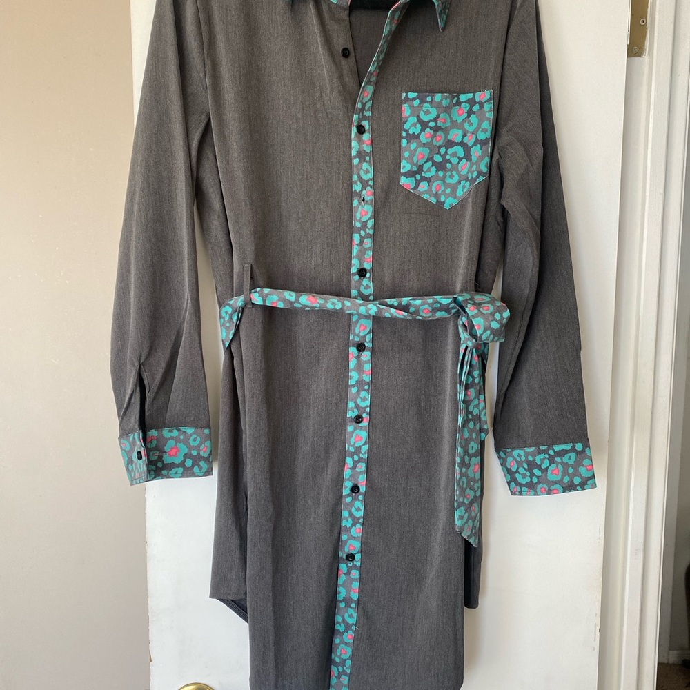 Crazy Train "Quebec" Gray Turquoise Leopard Queen Button Down
Dress. Size Large